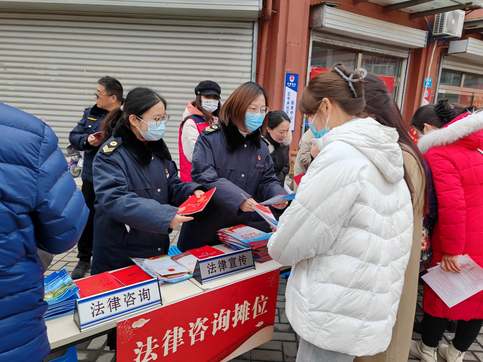 党员进社区.jpg