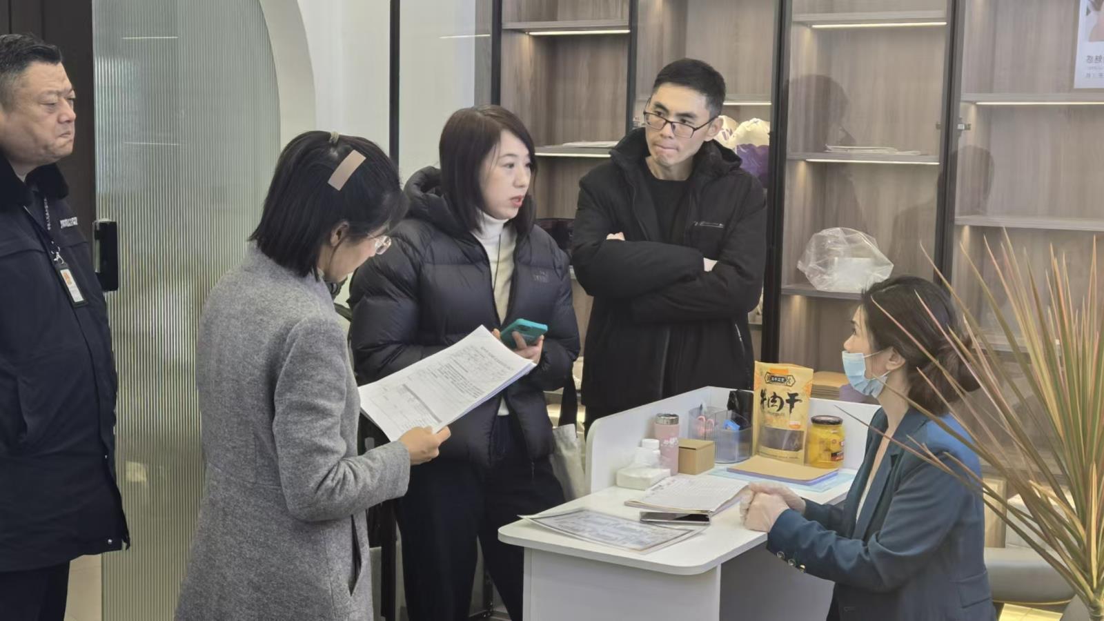 鼓楼区对某美容工作室开展联合执法检查.jpg